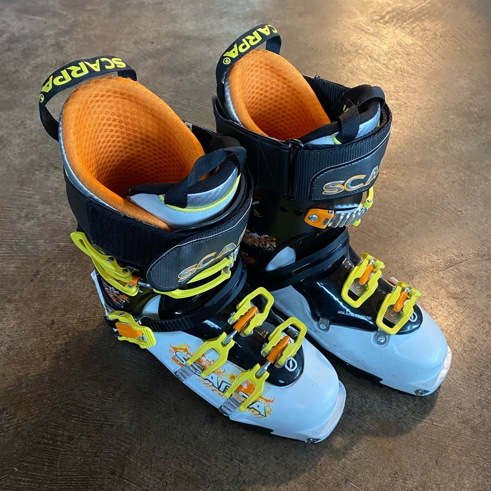 Men’s Scarpa Intuition Ski Boots size 27